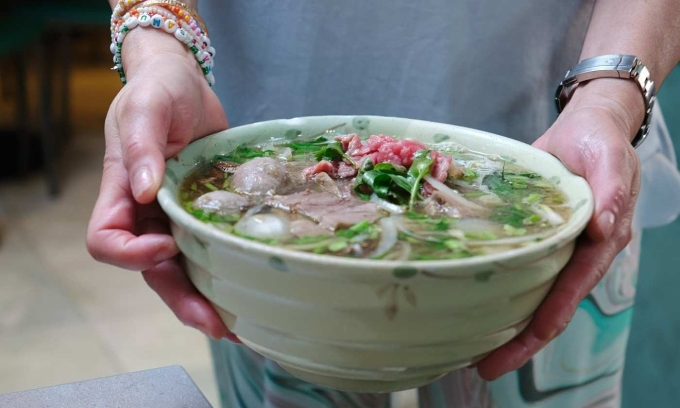 Một bát phở bò tại quán. Ảnh: Financial Times