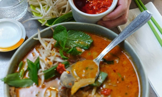 Bát phở bò satay có giá 14 euro tại quán. Ảnh: Financial Times
