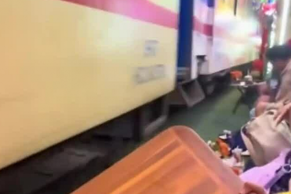 ‘Chẳng có gì đáng tự hào khi khách Tây kéo tới phố cà phê đường tàu’