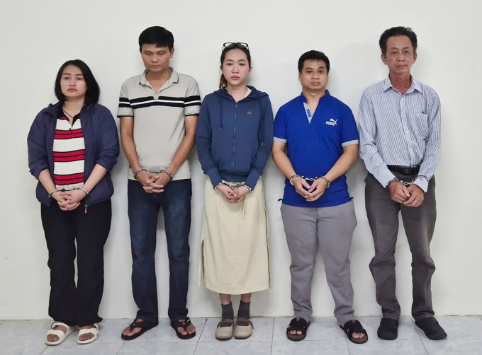 5 người trong ê-kip phẫu thuật khiến bệnh nhân tử vong. Ảnh: Công an cung cấp
