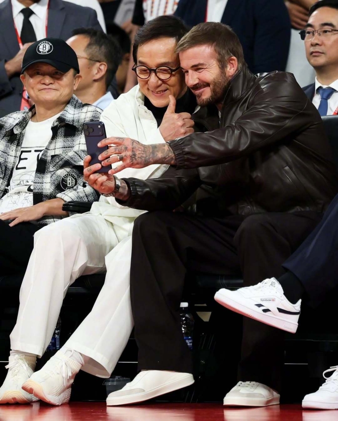 Doanh nhân Jack Ma, Thành Long, David Beckham (từ trái sang) tại nhà thi đấu. Ảnh: Sina