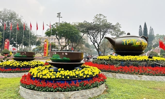 Bộ ấm chén ở quảng trường Võ Nguyên Giáp khi chưa bị lũ cuốn trôi. Ảnh: NVCC