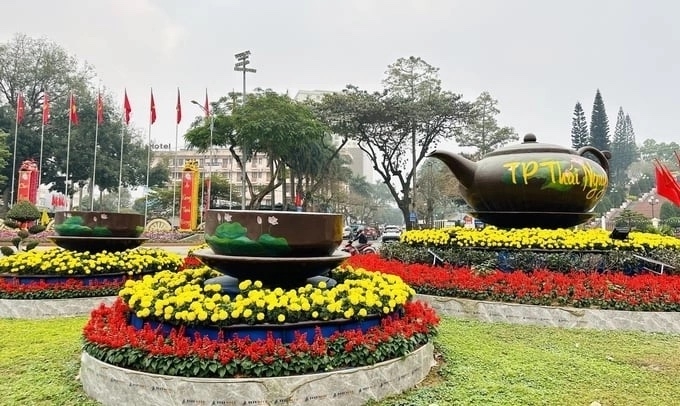 Bộ ấm chén ở quảng trường Võ Nguyên Giáp khi chưa bị lũ cuốn trôi. Ảnh:NVCC
