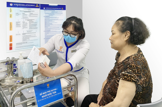 Người lớn tiêm ngừa vaccine phòng bệnh do RSV tại Trung tâm tiêm chủng VNVC Tam Trinh, Hà Nội. Ảnh: Thùy Linh