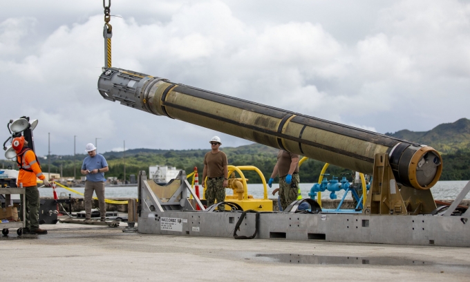 Kỹ thuật viên Mỹ dỡ tên lửa Tomahawk khỏi tàu ngầm ở quân cảng Guam hồi năm 2023. Ảnh: US Navy