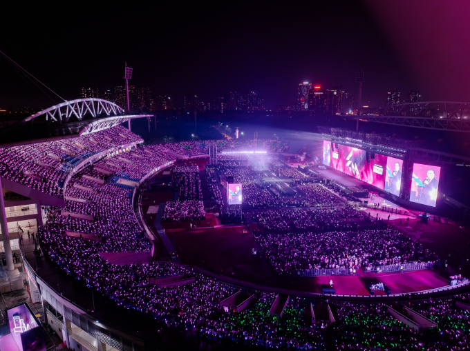 Sân vận động Quốc gia Mỹ Đình được phủ tím tại Em Xinh Say Hi concert đêm 2. Ảnh: Vieon