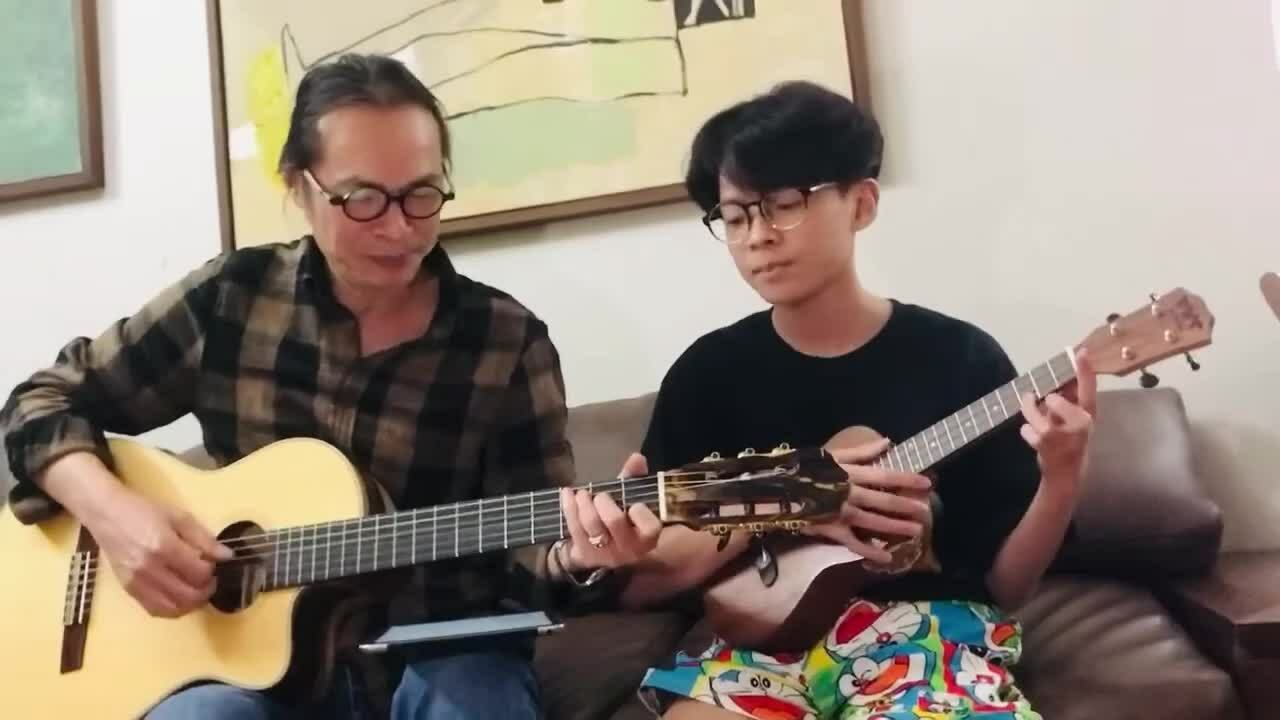 Trần Lực đàn guitar hát "Nàng thơ" (Hoàng Dũng) cùng con trai năm 2022