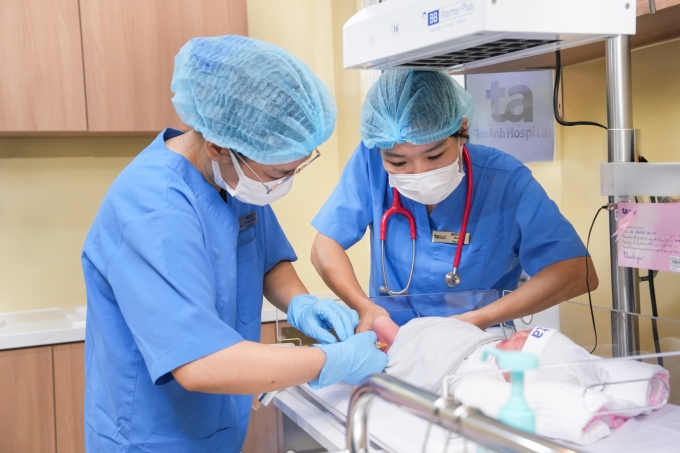 Em bé 3 ngày tuổi sinh đủ tháng, khỏe mạnh được tiêm kháng thể đơn dòng phòng RSV tại Bệnh viện Đa khoa Tâm Anh Hà Nội. Ảnh: Giang Phạm