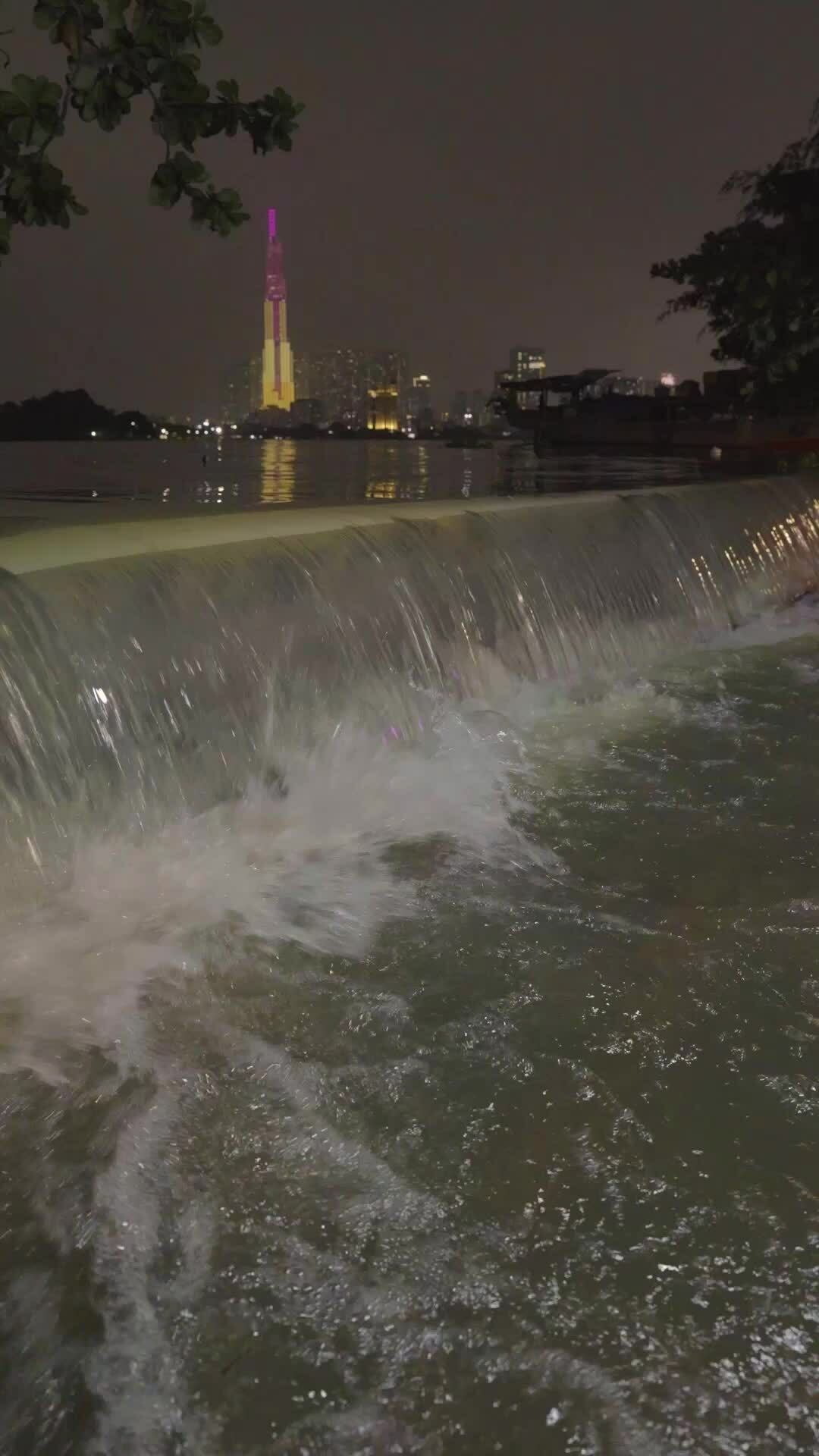 Triều cường tràn bờ kè, người dân Thanh Đa bì bõm trong biển nước