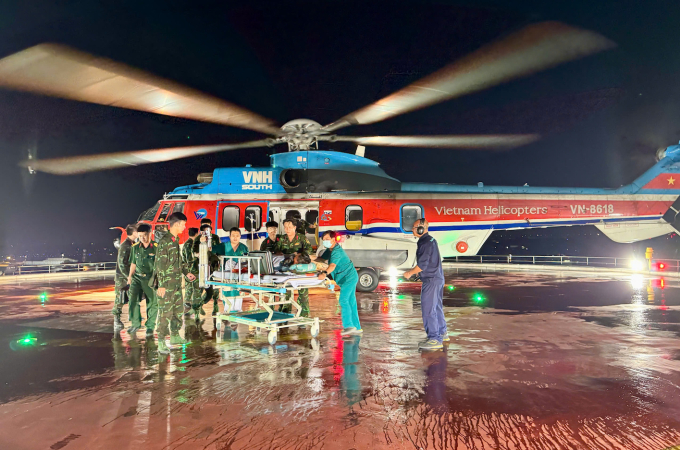 Trực thăng hạ cánh xuống sân đỗ Bệnh viện Quân y 175 lúc nửa đêm. Ảnh: Bệnh viện cung cấp