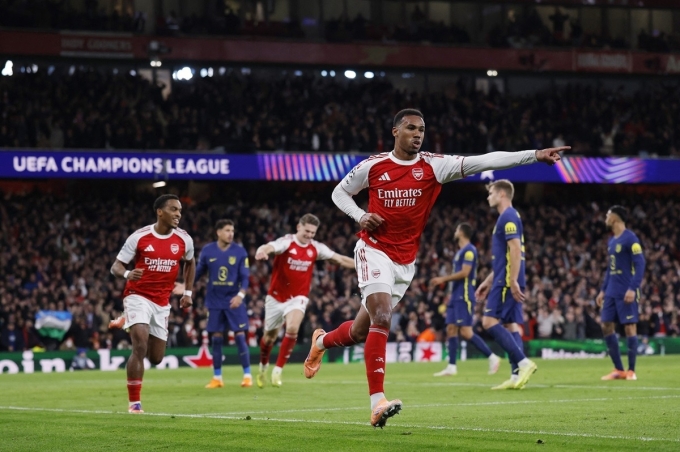 Gabriel mừng bàn mở tỷ số cho Arsenal, trên sân Emirates, London, Anh hôm 21/10. Ảnh: Reuters