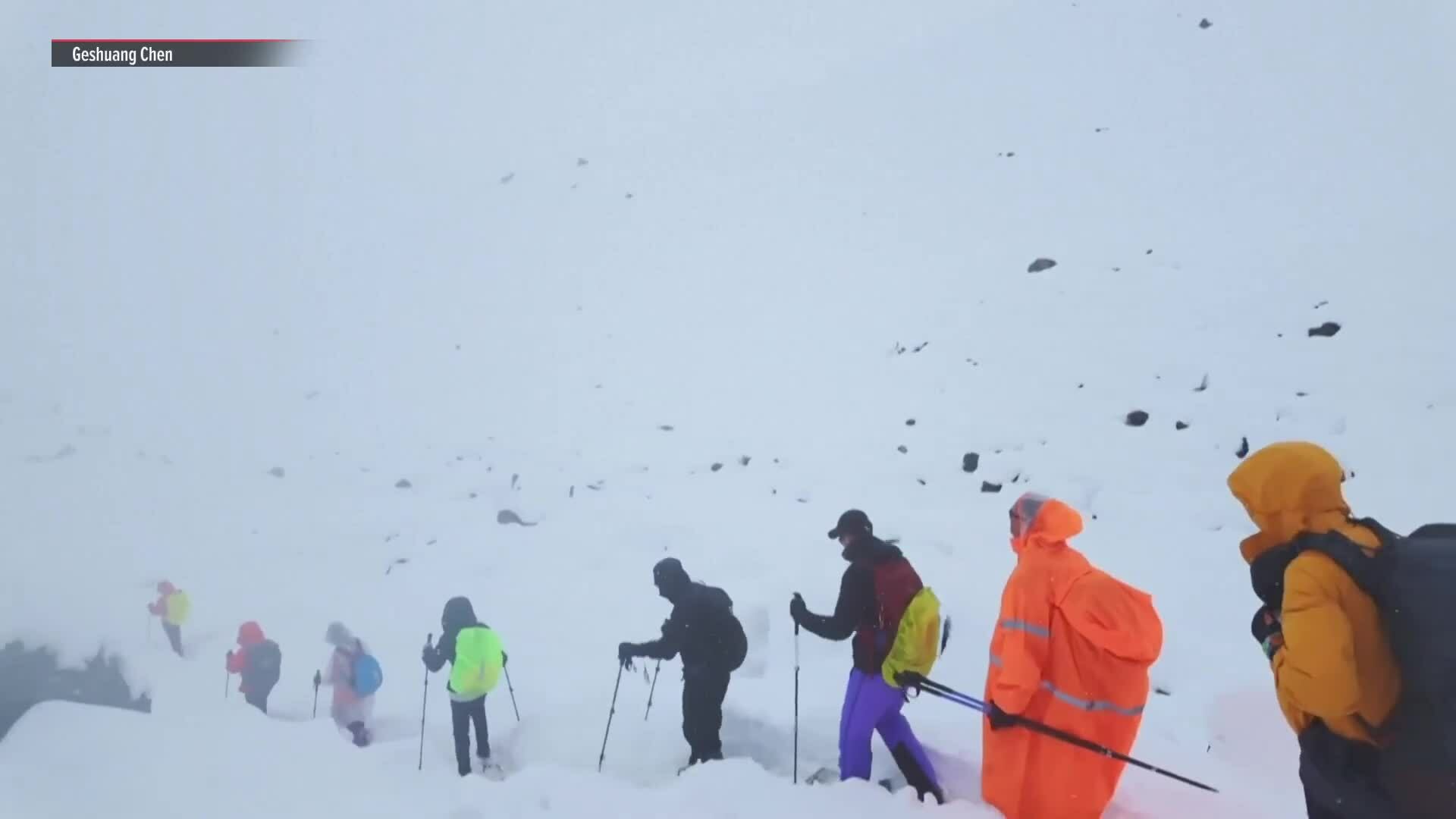 Trung Quốc gấp rút cứu hàng trăm khách kẹt ở Everest vì bão tuyết