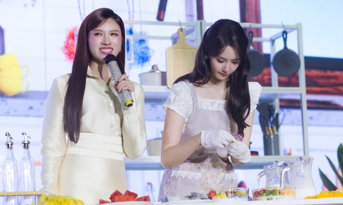 Yoona trổ tài vào bếp theo nhân vật trong phim Ngự trù của bạo chúa. Ảnh: Phương Thanh