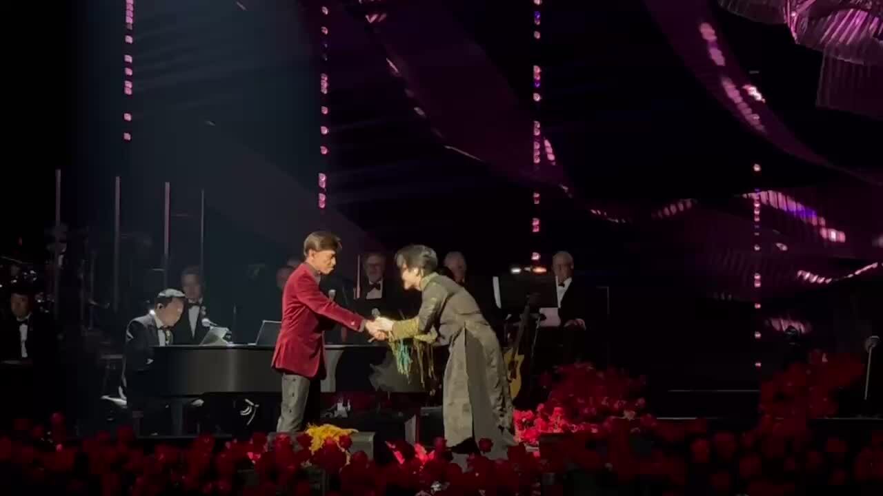 Tuấn Ngọc song ca cùng Hà Anh Tuấn liên khúc Mưa trên biển vắng