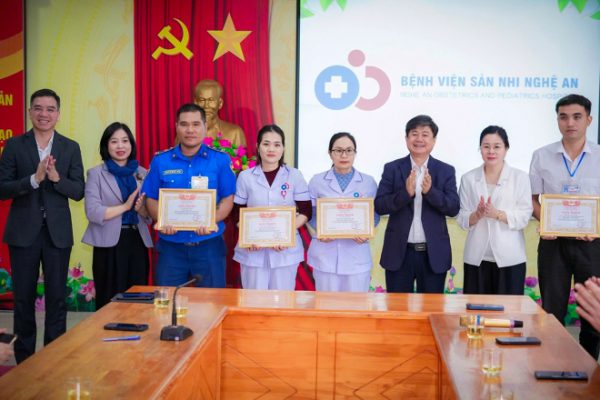 Nghệ An: Tuyên dương 8 y tế cứu người bị truy sát