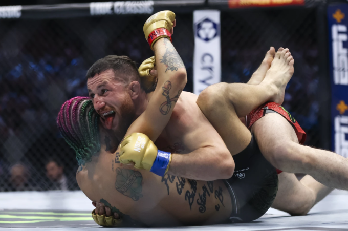 Merab Dvalishvili (trên) vật ngã Sean OMalley trong trận tranh đai hạng gà tại sự kiện UFC 306 ngày 14/9/2024. Ảnh: AP
