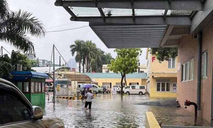 Lối vào sảnh bệnh viện E bị ngập sâu. Ảnh: Thuý Quỳnh