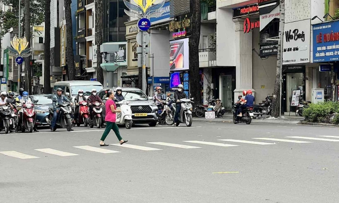 Người đi bộ đang sang đường tại một giao lộ ở TP HCM. Ảnh: Hồ Tân