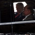 Thủ tướng Malaysia kể chuyện được Trump mời đi xe “Quái thú”