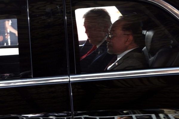 Thủ tướng Malaysia kể chuyện được Trump mời đi xe “Quái thú”