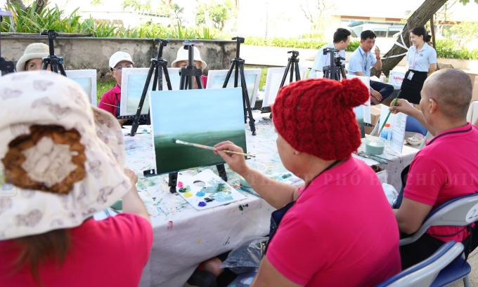 Bệnh nhân ung thư vẽ tranh khi tham gia sinh hoạt câu lạc bộ, cùng nhau chia sẻ những kinh nghiệm chiến đấu bệnh. Ảnh: Thảo Huỳnh