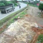 Lật xe hơi do tránh xe tải ngược chiều: Cảnh báo nguy hiểm!
