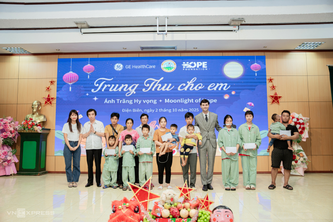 Các em bệnh nhi khó khăn nhận hỗ trợ từ đơn vị tài trợ. Ảnh: Việt Anh