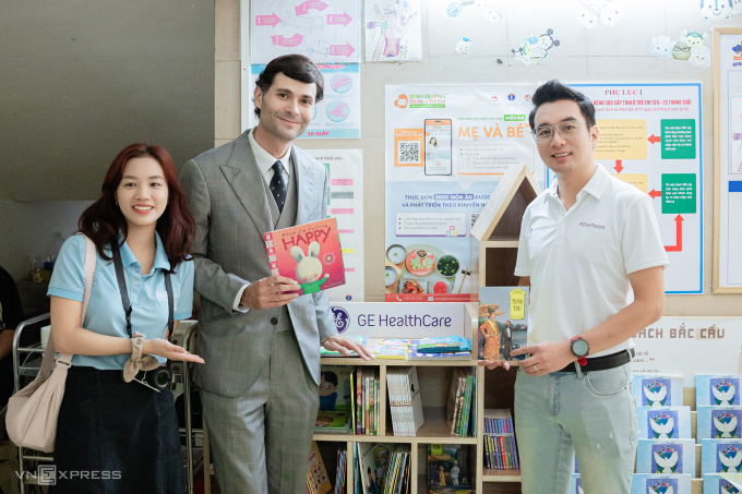 Tủ sách với hàng trăm cuốn sách truyện được đặt tại khoa nhi bệnh viện. Ảnh: Việt Anh.