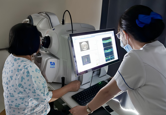 Nhân viên y tế kiểm tra tình trạng võng mạc của bà Bích trước phẫu thuật. Ảnh: Bệnh viện Đa khoa Tâm Anh