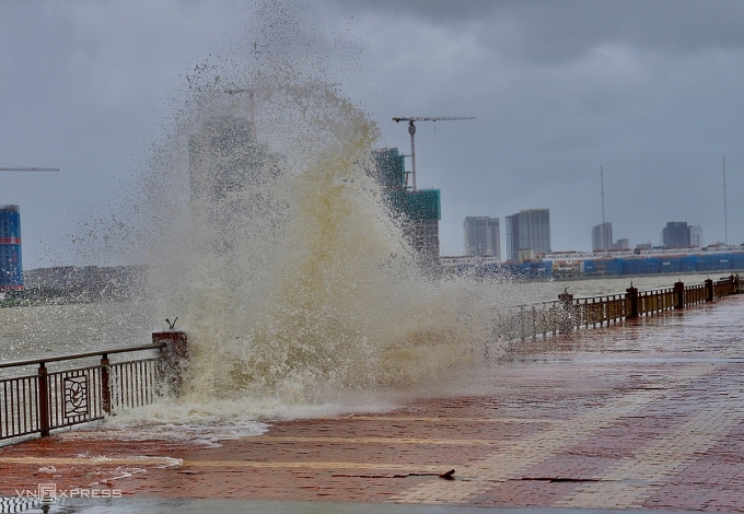 Đoạn giữa đường Như Nguyệt cũng ghi nhận những cột sóng cao khi đánh vào bờ, vỉa hè bắt đầu bong tróc. Ảnh: Nguyễn Đông