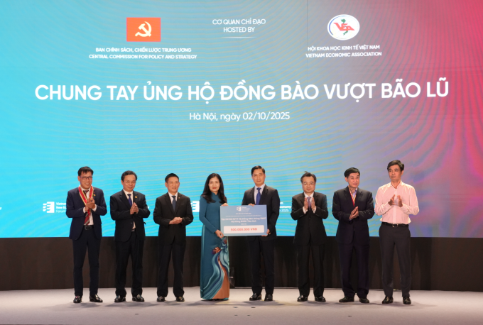 VNVC ủng hộ 500 triệu đồng tới đồng bào vùng bão ngay trong khuôn khổ lễ trao giải Thương hiệu uy tín 2025 tối 2/10. Ảnh: Mộc Thảo
