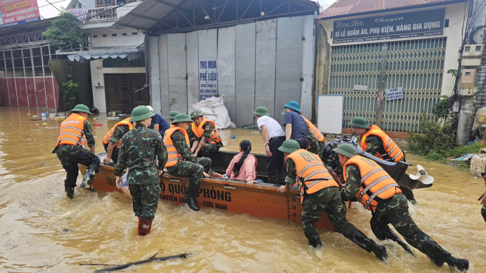 Lực lượng công an, quân đội hỗ trợ người dân Thất Khê di chuyển đến nơi an toàn, chiều 7/10. Ảnh: Cổng thông tin điện tử tỉnh Lạng Sơn