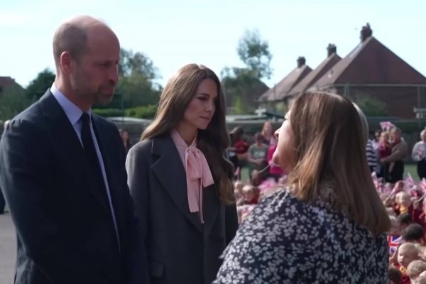 Bí quyết phối đồ thu thanh lịch như Vương phi Kate Middleton