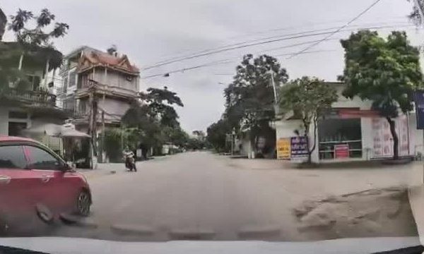 Tai nạn ôtô: Vượt ẩu đâm xe máy, hai người bị thương