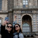 Sốt xình xịch cửa sổ Louvre: Nơi trộm đột nhập, khách check-in!