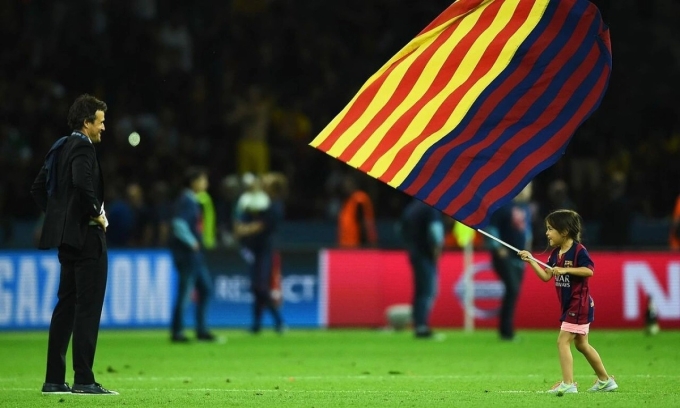 Enrique ngắm con gái Xana vẫy cờ Barca sau trận chung kết Champions League năm 2025. Ảnh: FC Barcelona