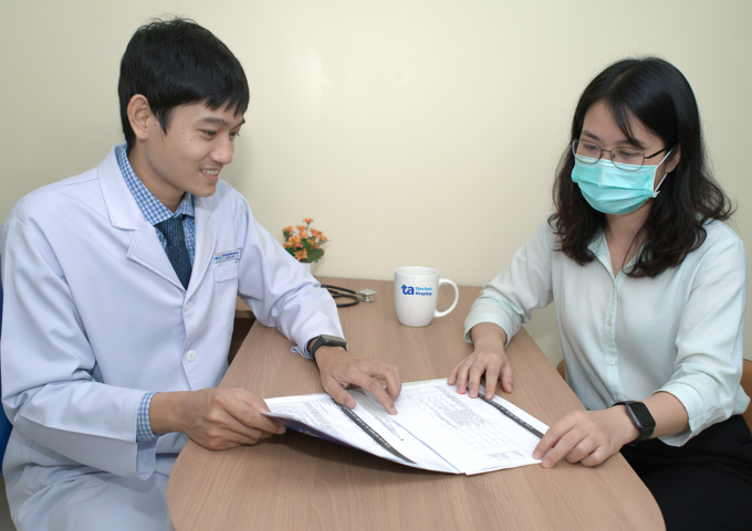 Bác sĩ Huy Lộc tư vấn cho một người bệnh. Ảnh minh họa: Bệnh viện Đa khoa Tâm Anh