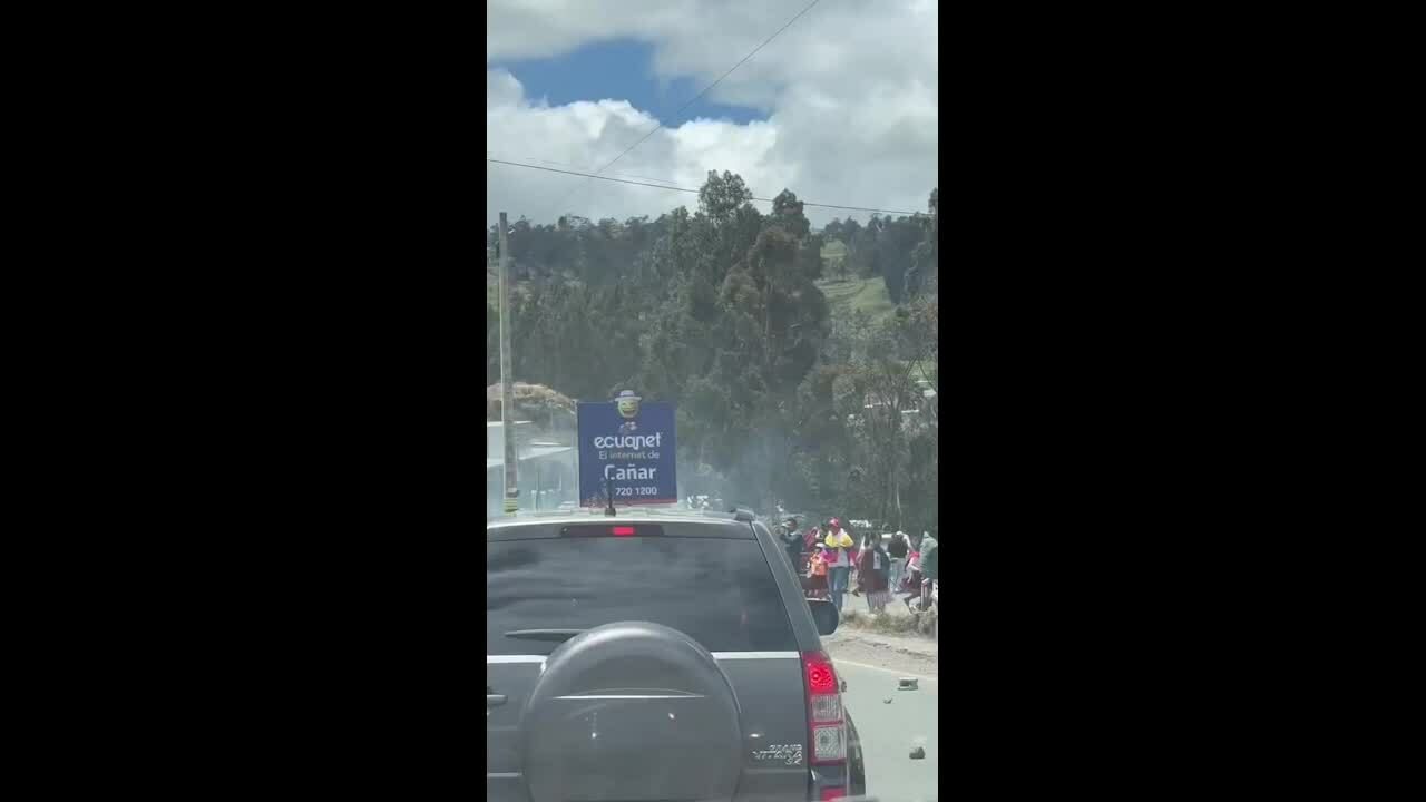 Xe của Tổng thống Ecuador bị tấn công