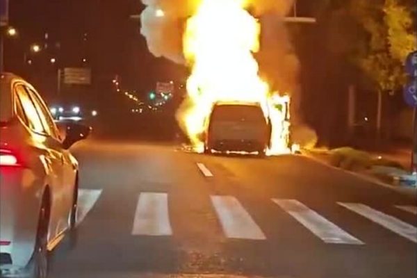 Xe điện tự bốc cháy: Nguyên nhân và hiểm họa