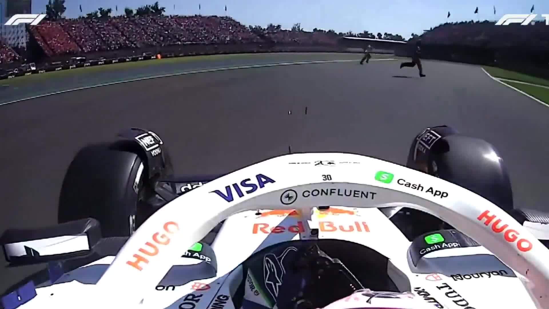 Xe F1 suýt đâm vào nhân viên an ninh