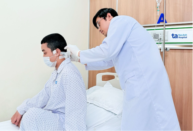 Bác sĩ kiểm tra vết thương sau phẫu thuật cho Minh. Ảnh: Bệnh viện Đa khoa Tâm Anh