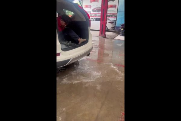 Ngập lụt: Ôtô, xe máy “nhập viện” hàng loạt