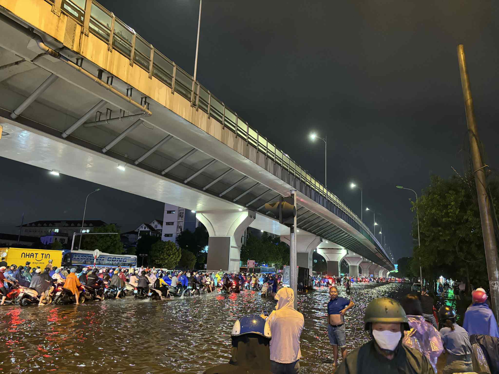 Xuyên đêm trên đường vì mưa ngập