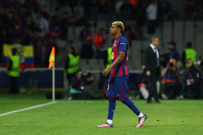 Yamal chán nản sau trận Barca thua PSG ở Champions League trên sân Olimpic Lluis Companys, thành phố Barcelona, Tây Ban Nha tối 1/10/2025. Ảnh: Reuters