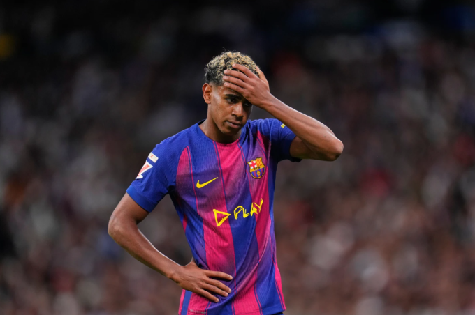 Lamine Yamal thất vọng trong trận. Ảnh: AP