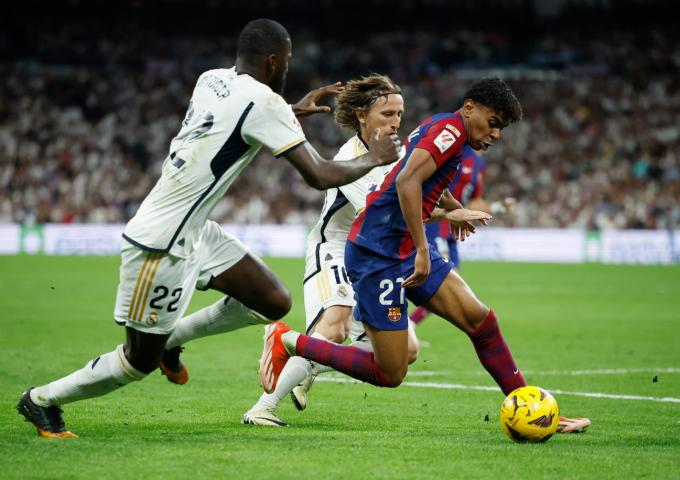 Lamine Yamal đi bóng trước sự truy cản của Antonio Rudiger và Luka Modric trong trận Barca gặp Real Madrid trên sân Bernabeu, Madrid, Tây Ban Nha ngày 21/4/2024. Ảnh: Reuters
