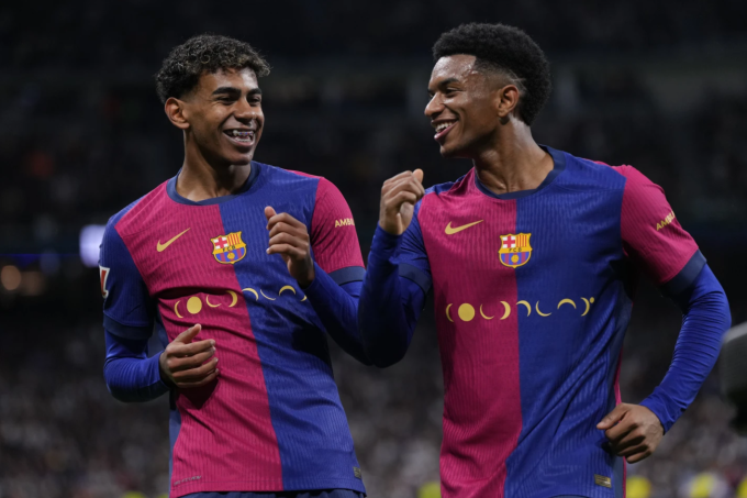 Lamine Yamal (trái) và Alejandro Balde nhảy ăn mừng trong trận Barca thắng Real 4-0 ở La Liga trên sân Bernabeu, Madrid, Tây Ban Nha ngày 26/10/2024. Ảnh: AP