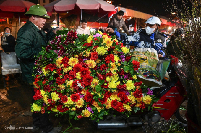 Không khí giao thương ở chợ hoa Quảng Bá. Ảnh: Giang Huy
