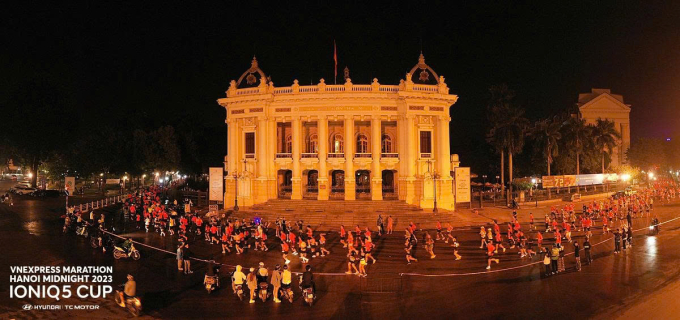 VĐV giải chạy đêm Hà Nội sải bước qua Nhà Hát Lớn. Ảnh: VnExpress Marathon