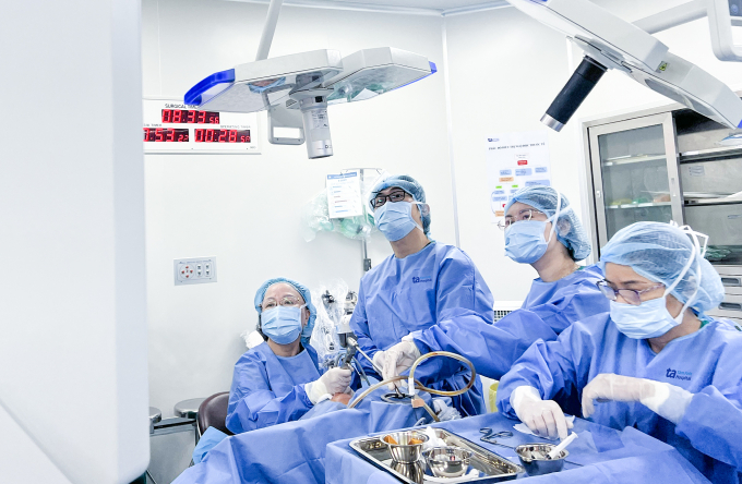 Giáo sư Chung Thủy (ngoài cùng trái) phẫu thuật nội soi cắt khối u bằng laser CO2 cho ông Bình. Ảnh: Bệnh viện Đa khoa Tâm Anh